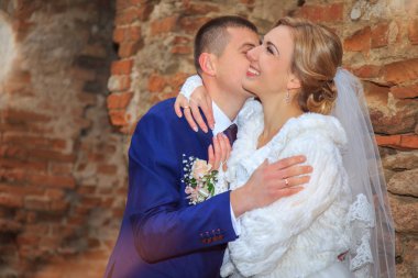 Düğün. Düğün günü. Güzel gelin ve zarif damat yürüyüş 