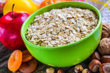 Yulaf ezmesi ya da yulaf gevreği koyu ahşap tablo