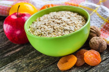 Yulaf ezmesi ya da yulaf gevreği koyu ahşap tablo