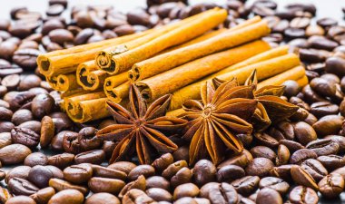 Kahve çekirdekleri ile tarçın ve anason Sim Tarih.
