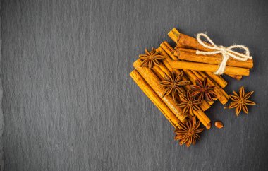 Mulled şarap malzemeler baharat. Anason, tarçın, kakule sto üzerinde