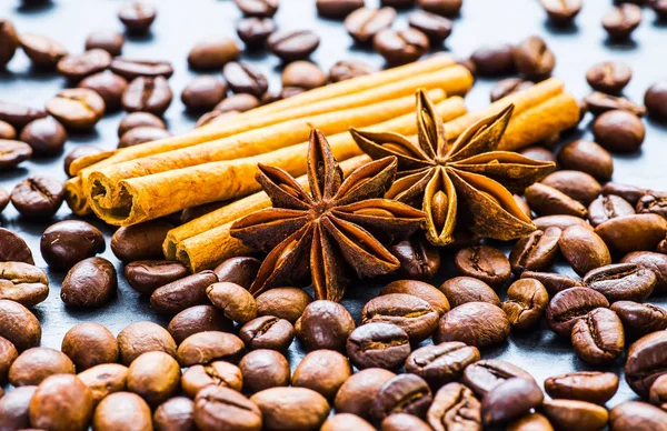 Kahve çekirdekleri ile tarçın ve anason Sim Tarih.