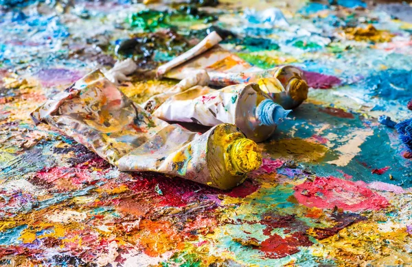 Tintas a óleo e pincéis de tinta em uma paleta — Fotografia de Stock