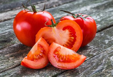 Ahşap zemin üzerinde taze, olgun domateslerin yakın çekimi