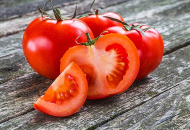 Ahşap zemin üzerinde taze, olgun domateslerin yakın çekimi