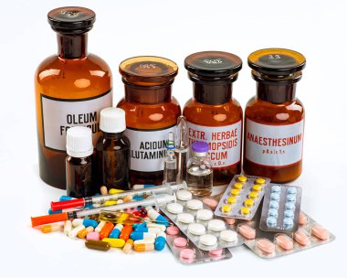 Beyaz Arkaplan 'daki sözlü ilaçlarla dolu.