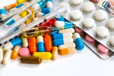Beyaz Arkaplan 'daki sözlü ilaçlarla dolu.