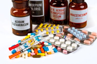 Beyaz Arkaplan 'daki sözlü ilaçlarla dolu.