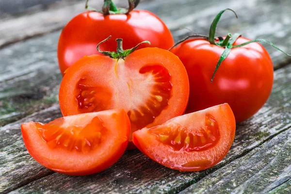 木本背景下新鲜成熟西红柿的特写 — 图库照片