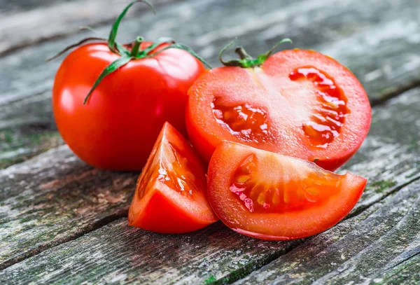 Primer plano de tomates frescos y maduros sobre fondo de madera —  Fotos de Stock