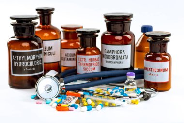 Beyaz Arkaplan 'daki sözlü ilaçlarla dolu.