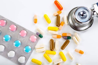 Stetoskop, hap ve şişe renk arka plan üzerinde. Tıp con