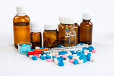 Çeşitli soğuk reçeteli şişeler ve bir wh izole bir şırınga