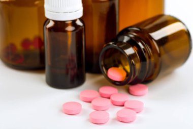 Çeşitli soğuk reçeteli şişeler ve bir wh izole bir şırınga