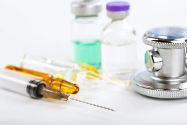 Estetoscopio, pastillas y frascos sobre fondo de color. medicina con — Foto de Stock