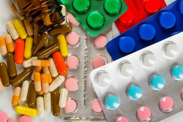 Varios frascos de prescripción en frío y una jeringa aislada en un — Foto de Stock