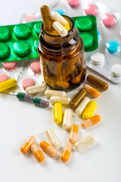 Vários frascos de prescrição fria e uma seringa isolada em um wh — Fotografia de Stock