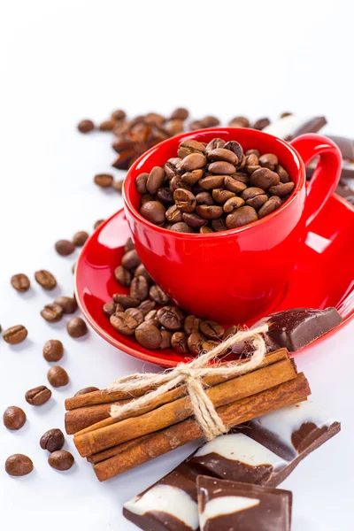 Taza de café y frijoles sobre un fondo blanco. — Foto de Stock