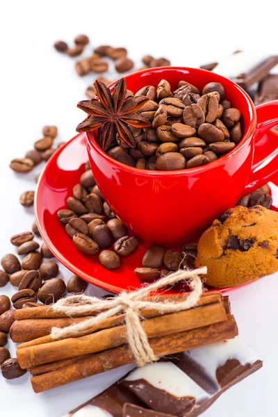 Koffiekopje en bonen op een witte achtergrond. — Stockfoto