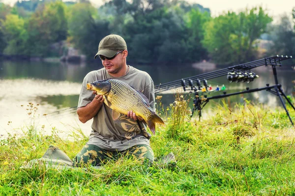 Carpa y pescador, Trofeo de pesca de carpas . —  Fotos de Stock