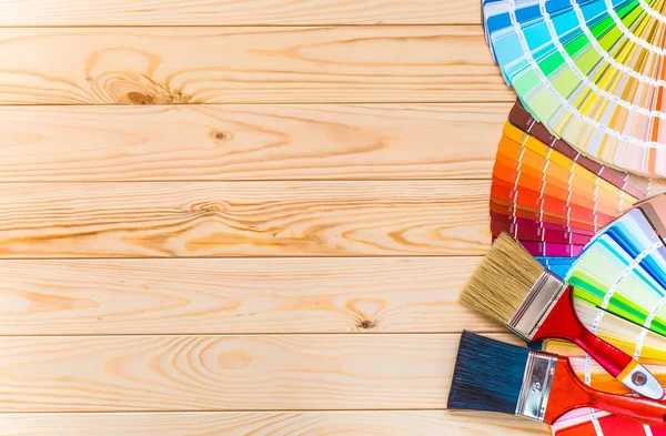 Mesa de trabajo de pintor y decorador con proyecto de casa, swatc de color —  Fotos de Stock