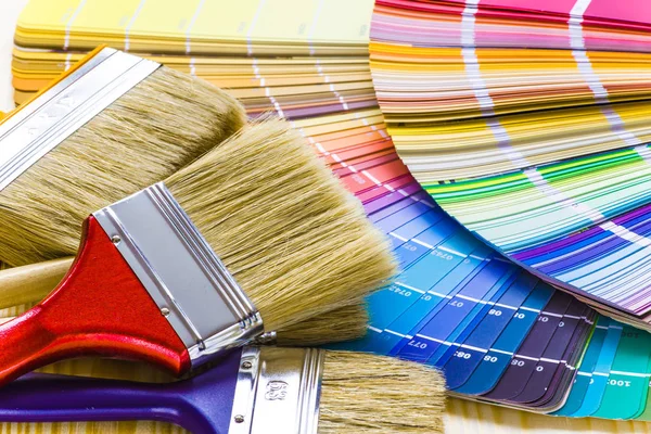 Mesa de trabajo de pintor y decorador con proyecto de casa, swatc de color —  Fotos de Stock