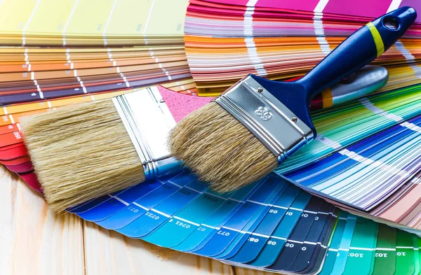 Peintre et décorateur table de travail avec projet de maison, couleur swatc — Photo