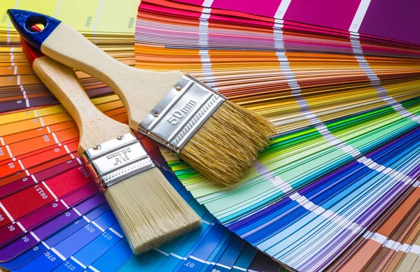Målare och dekoratör arbetsbord med hus projekt, färg swatc — Stockfoto