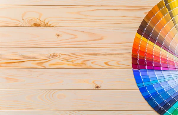 Художник і декоратор робочий стіл з проектом будинку, кольоровий шватц — стокове фото