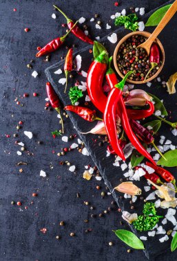 Siyah arka planda kırmızı biber