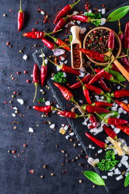 Siyah arka planda kırmızı biber