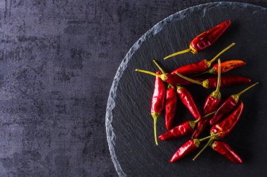 Siyah arka planda kırmızı biber