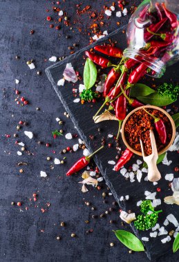 Siyah arka planda kırmızı biber