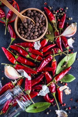 Siyah arka planda kırmızı biber