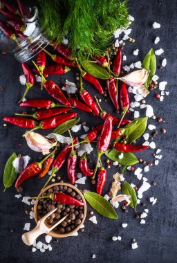 Siyah arka planda kırmızı biber