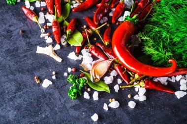 Siyah arka planda kırmızı biber