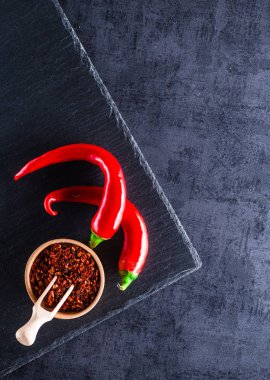 Siyah arka planda kırmızı biber