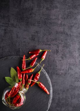 Sebze. Biber, domates, sarımsak, soğan üzerinde siyah bir backgro