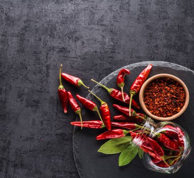 Sebze. Biber, domates, sarımsak, soğan üzerinde siyah bir backgro