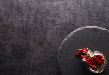 Sebze. Biber, domates, sarımsak, soğan üzerinde siyah bir backgro