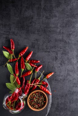 Sebze. Biber, domates, sarımsak, soğan üzerinde siyah bir backgro