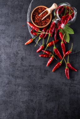 Sebze. Biber, domates, sarımsak, soğan üzerinde siyah bir backgro