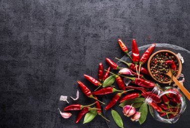 Sebze. Biber, domates, sarımsak, soğan üzerinde siyah bir backgro