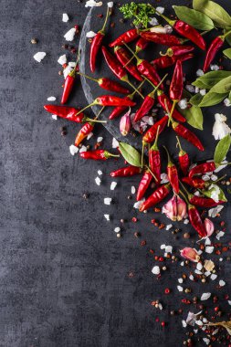 Sebze. Biber, domates, sarımsak, soğan üzerinde siyah bir backgro