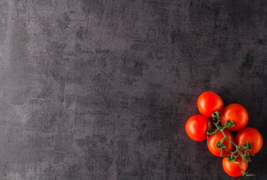 Sebze. Biber, domates, sarımsak, soğan üzerinde siyah bir backgro