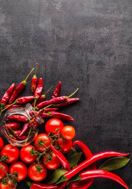 Sebze. Biber, domates, sarımsak, soğan üzerinde siyah bir backgro