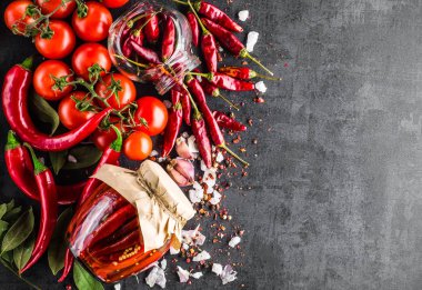 Sebze. Biber, domates, sarımsak, soğan üzerinde siyah bir backgro