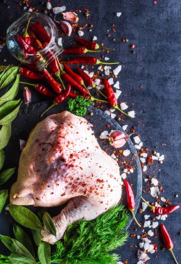 koyu arka plan üzerinde sebze ile taze çiğ tavuk budu