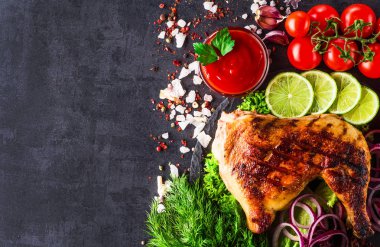 Koyu arka plan üzerinde sebze ile kavrulmuş tavuk budu