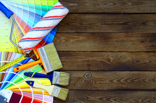 Schilder en decorateur werktafel met huis-project, kleur swatc — Stockfoto